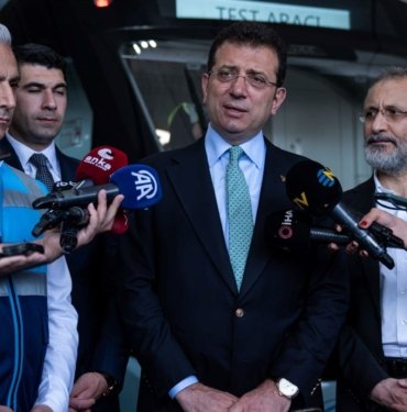 İBB Başkanı İmamoğlu, elektrikli metrobüsün test sürüşüne katıldı