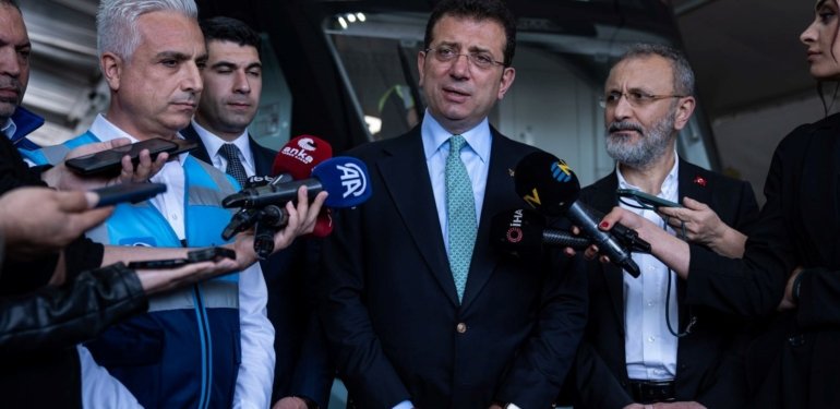 İBB Başkanı İmamoğlu, elektrikli metrobüsün test sürüşüne katıldı