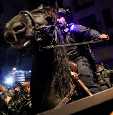 İsrailliler yine sokakta: Atlı birliklerle müdahale