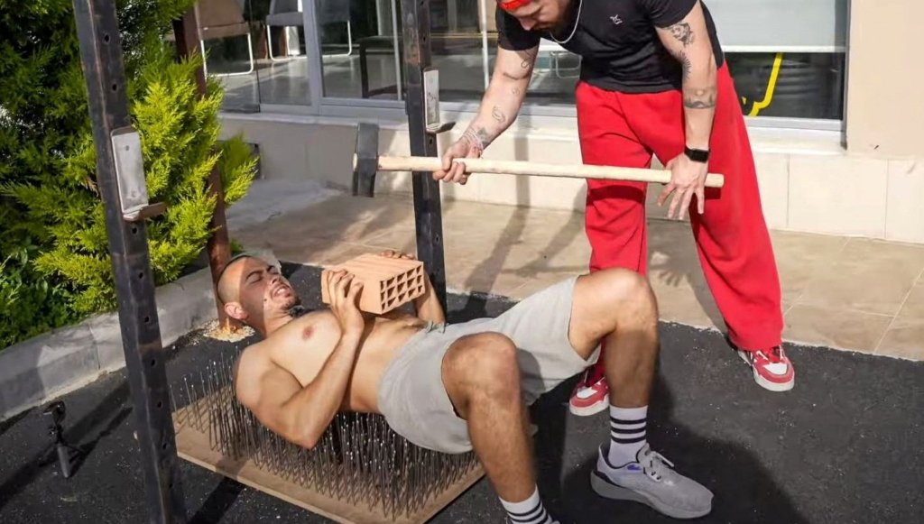 İddia uğruna 700 çivinin üzerine yatıp, 100 kilo ağırlık kaldırdı