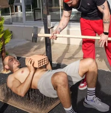 İddia uğruna 700 çivinin üzerine yatıp, 100 kilo ağırlık kaldırdı