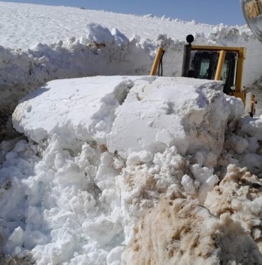 Nisan ayında Doski Vadisi’nde 5 metrelik karla mücadele çalışması