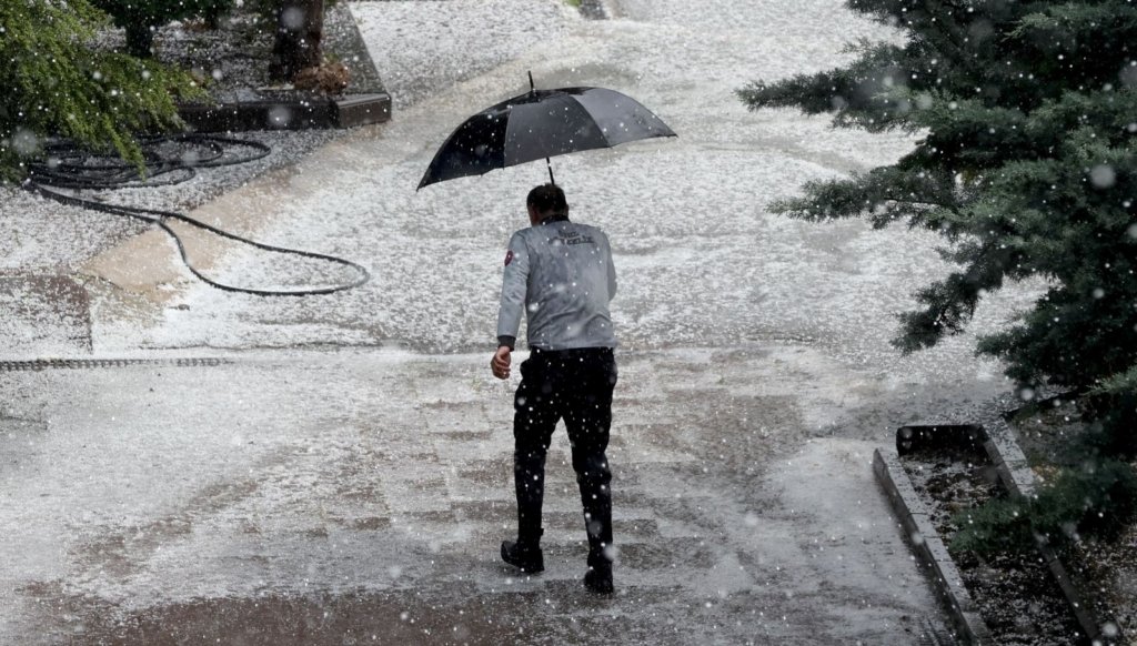 Ankara’da dolu ve sağanak hayatı felç etti
