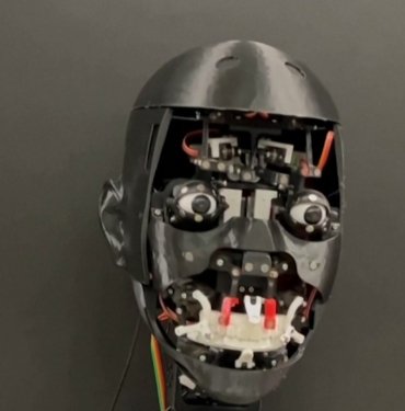 İnsan mimiklerini taklit eden robot: Emo