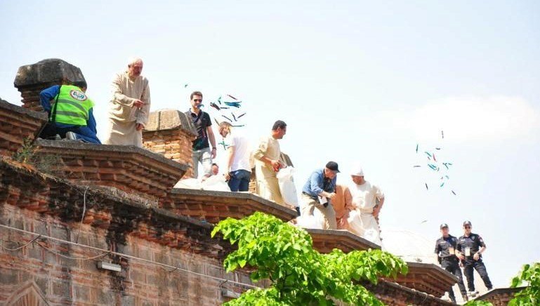 Manisa’da yaklaşık 7 ton mesir macunu halka saçıldı