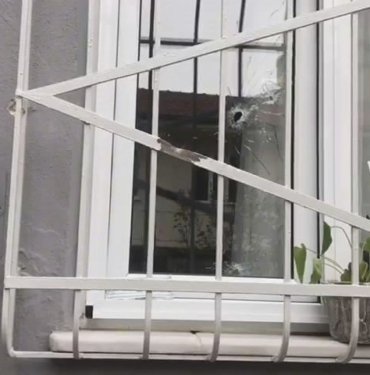 Boşanma aşamasında olduğu eşinin evine kurşun yağdırdı