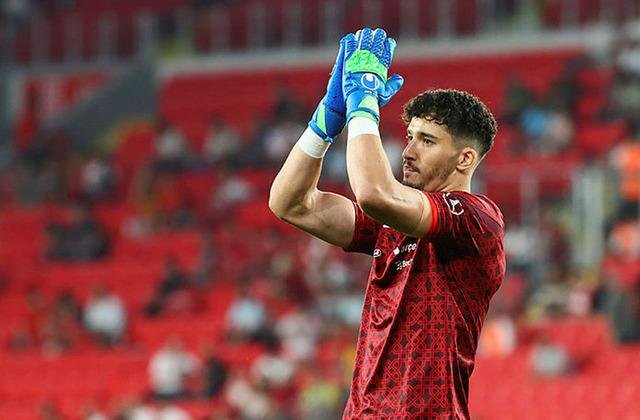 Altay Bayındır, Süper Lig devine haber yolladı!