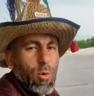 “Yürüyen Adam” lakaplı sosyal medya fenomeni Neşet Turan canlı yayın yaparken kamyon çarpması sonucu hayatını kaybetti