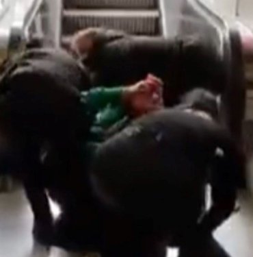 Oturma izni biten Kenyalı kadın, soyunup polise direndi