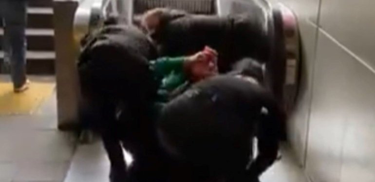 Oturma izni biten Kenyalı kadın, soyunup polise direndi