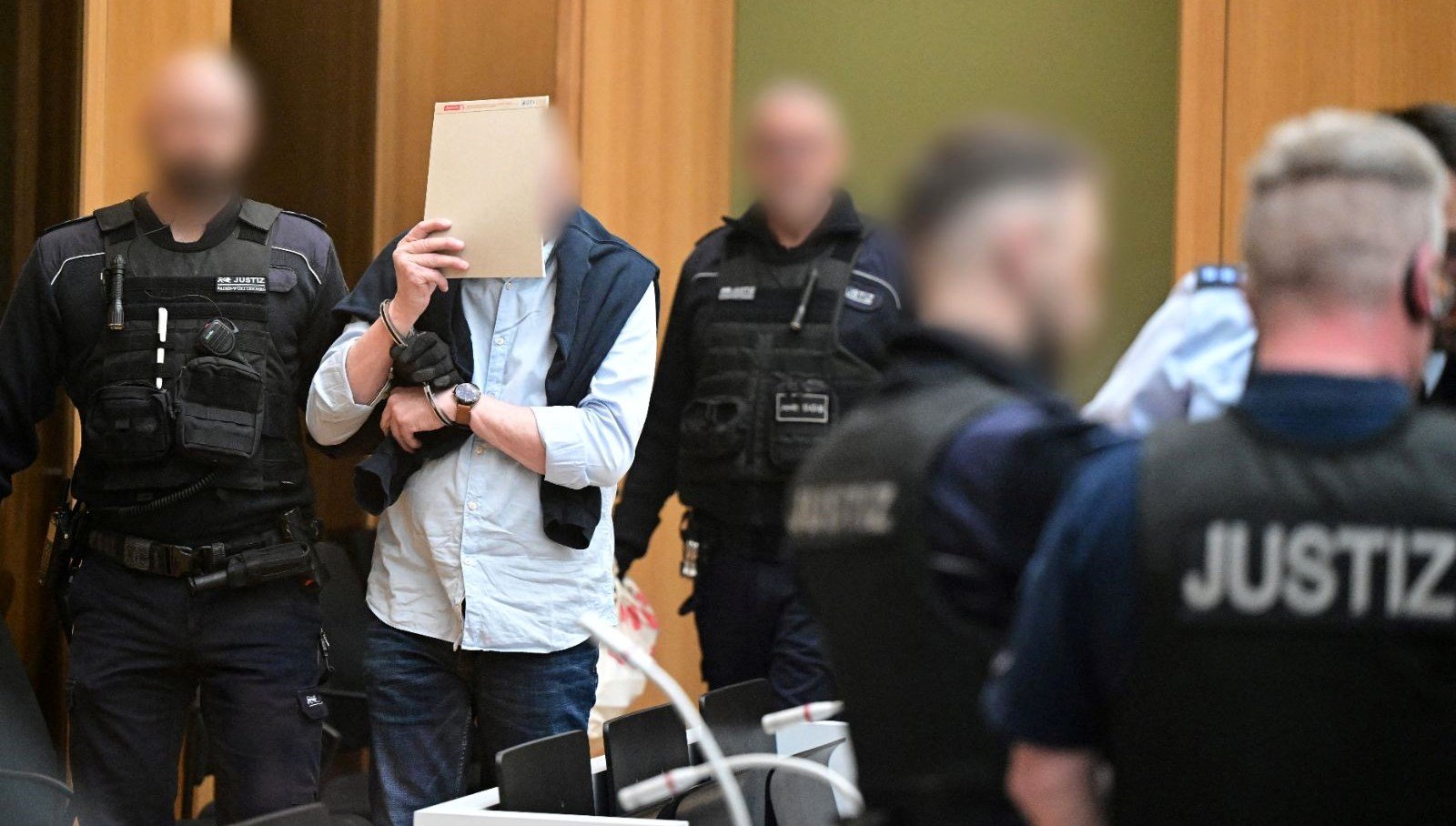 Almanya’da darbe davası başladı: “İmparatorluk Vatandaşları” hakim karşısında