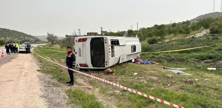 Gaziantep’te yolcu midibüsü devrildi: 1 ölü, 7 yaralı