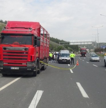 Arıza yapan araca yardım için gelip kamyonun altında kaldı