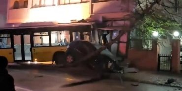 İETT otobüsü markete girdi