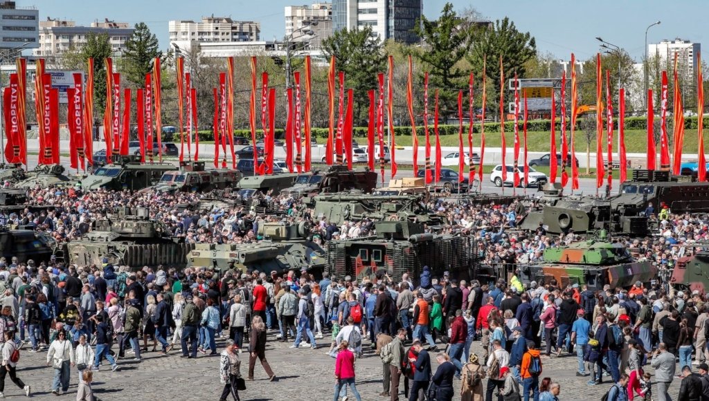 Rusya, Ukrayna ordusundan ele geçirdiği Batı teçhizatını sergiliyor