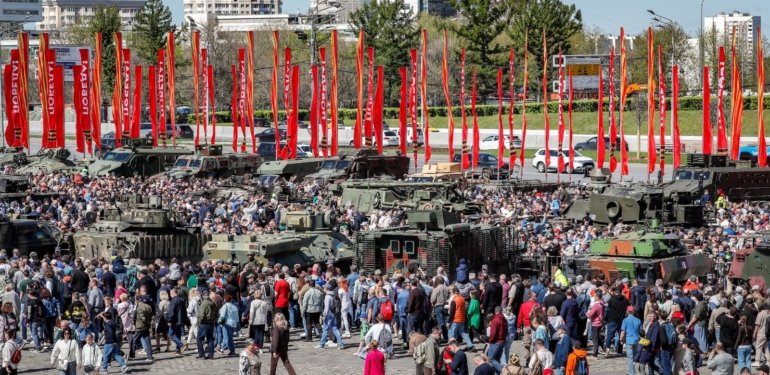 Rusya, Ukrayna ordusundan ele geçirdiği Batı teçhizatını sergiliyor