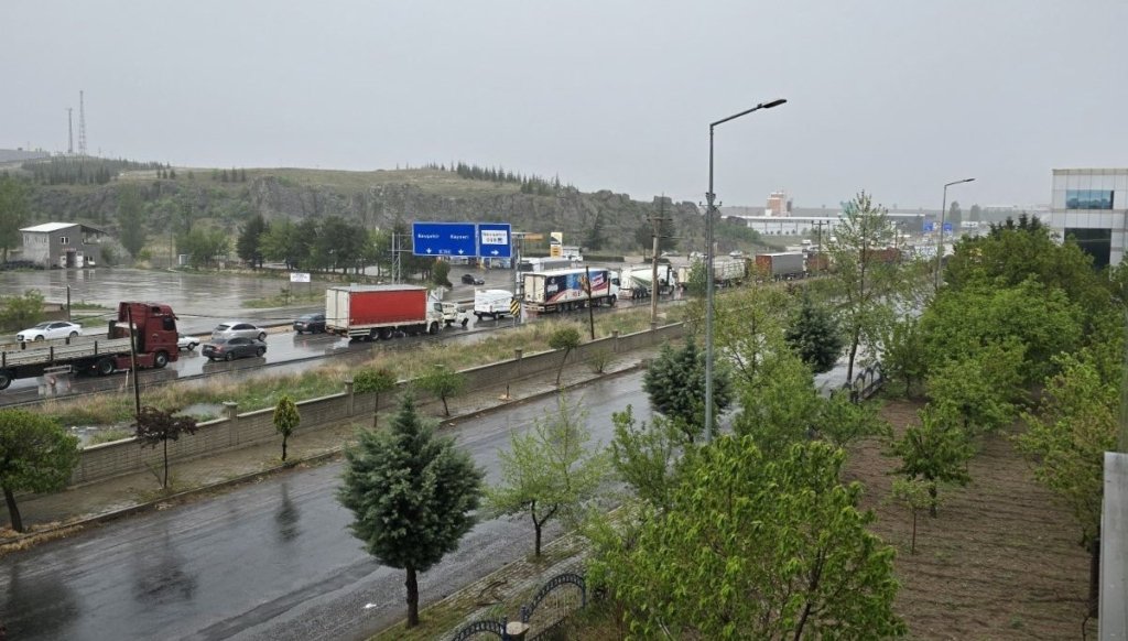 Nevşehir-Aksaray kara yolu sel nedeniyle trafiğe kapandı