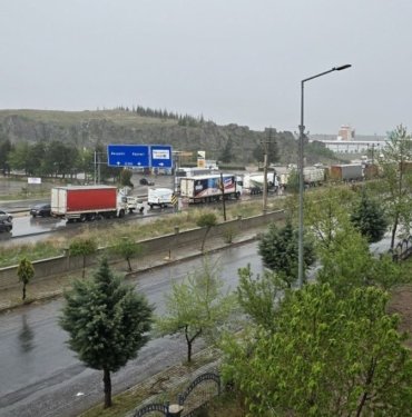 Nevşehir-Aksaray kara yolu sel nedeniyle trafiğe kapandı
