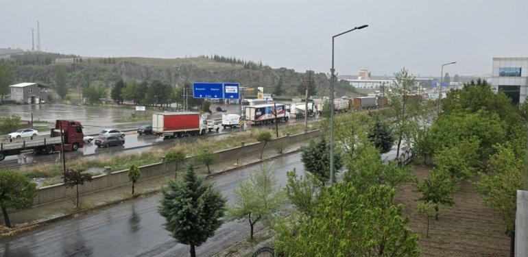 Nevşehir-Aksaray kara yolu sel nedeniyle trafiğe kapandı