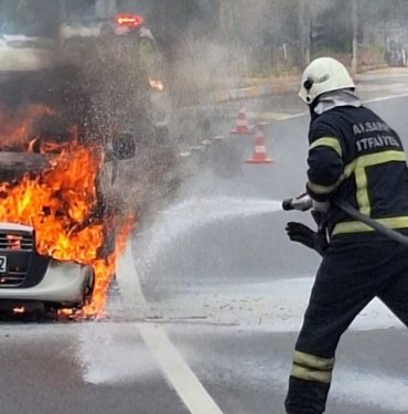 Asansör tamirine giderken araçları alev aldı
