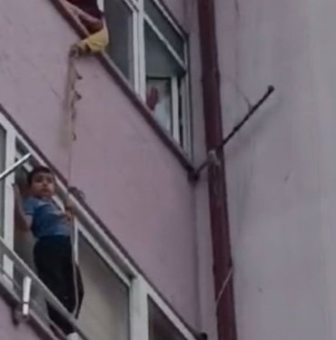 Oyun için çıktığı pencerede mansur kaldı