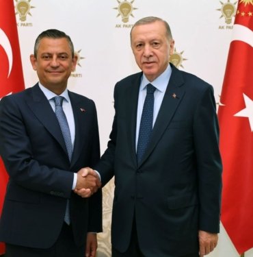 Cumhurbaşkanı Erdoğan, CHP lideri Özgür Özel ile görüşüyor