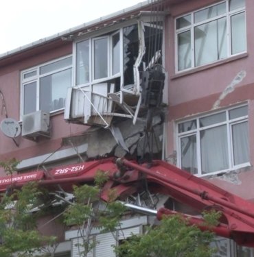 Beton pompası apartmanın üzerine devrildi: 2 balkon çöktü