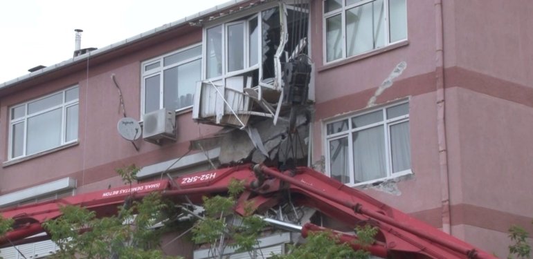 Beton pompası apartmanın üzerine devrildi: 2 balkon çöktü