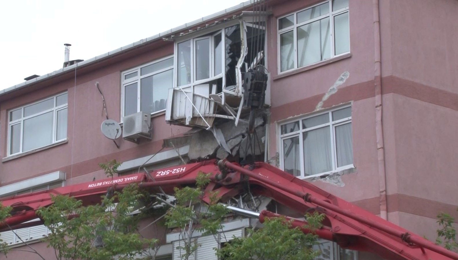 Beton pompası apartmanın üzerine devrildi: 2 balkon çöktü