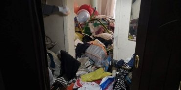Ağır koku gelen evden 12 ton çöp çıktı