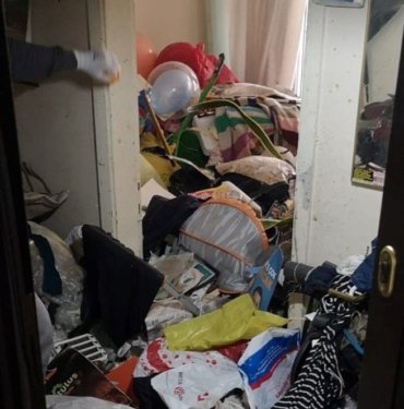 Ağır koku gelen evden 12 ton çöp çıktı
