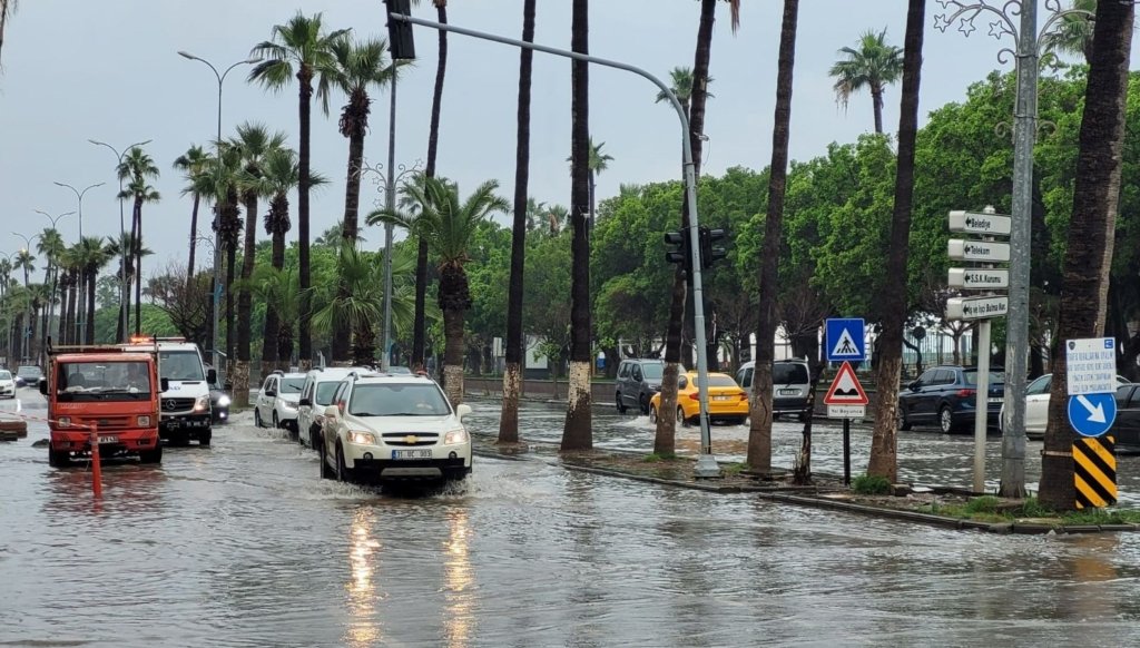 İskenderun’u sağanak vurdu: Yollar göle döndü