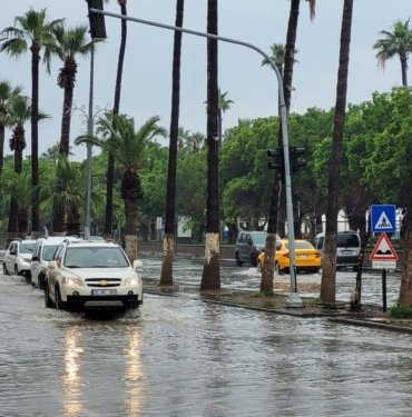 İskenderun’u sağanak vurdu: Yollar göle döndü