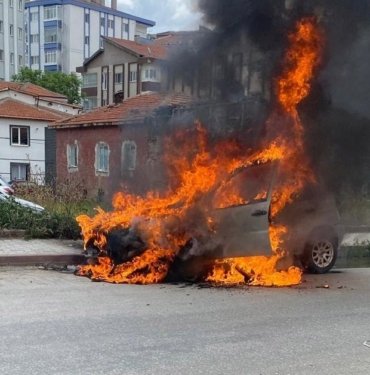 Kontağı çevirdi, otomobil alev aldı