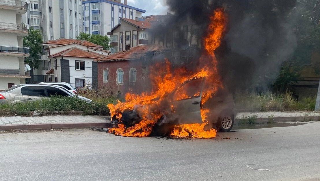 Kontağı çevirdi, otomobil alev aldı