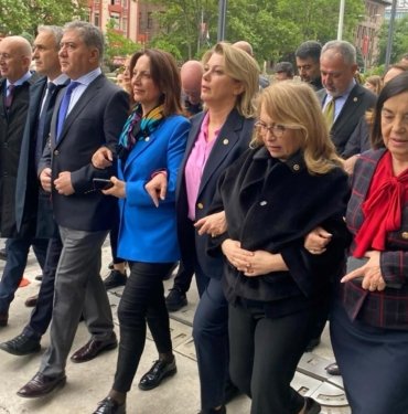 CHP’li milletvekillerinden MEB’in önünde yeni müfredat taslağına tepki