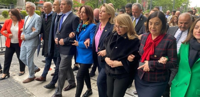 CHP’li milletvekillerinden MEB’in önünde yeni müfredat taslağına tepki