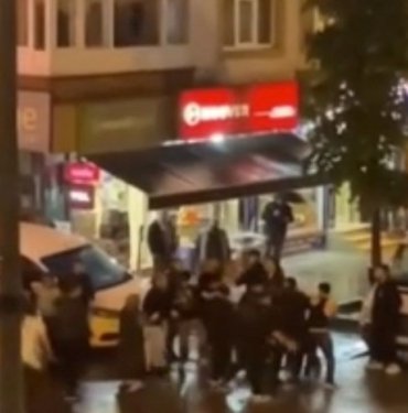 İstanbul’da cadde ortasında tekme tokat kavga