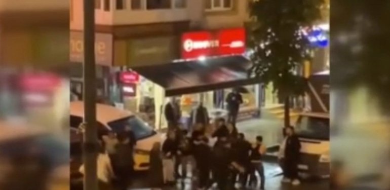 İstanbul’da cadde ortasında tekme tokat kavga
