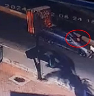 Köpeklerden kaçan çocuğa otomobil çarptı