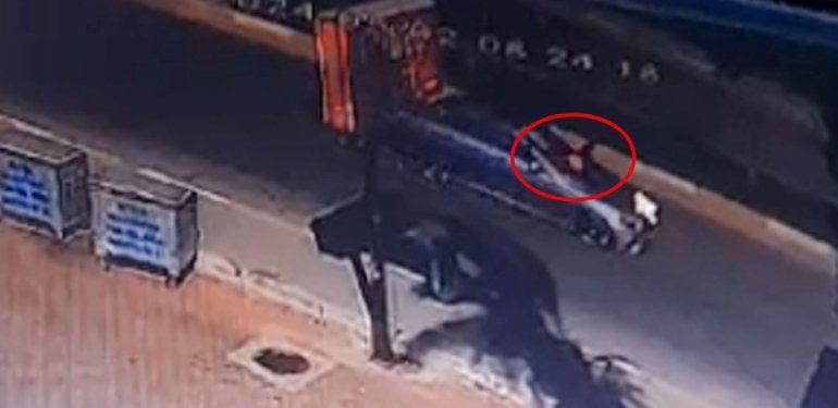 Köpeklerden kaçan çocuğa otomobil çarptı