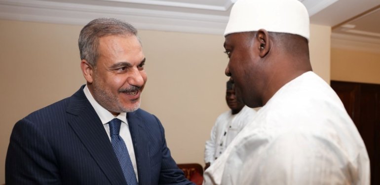 İslam İşbirliği Teşkilatı Zirvesi: Bakan Fidan, Gambiya lideri Barrow ile bir araya geldi