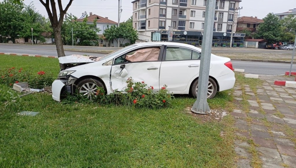 Kontrolden çıkan otomobil ağaca çarparak durdu