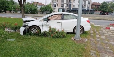 Kontrolden çıkan otomobil ağaca çarparak durdu