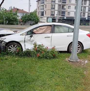 Kontrolden çıkan otomobil ağaca çarparak durdu