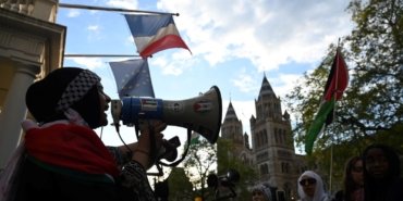 Fransa’nın Filistin asıllı İngiliz cerrahın ülkeye sokmaması Londra’da protesto edildi