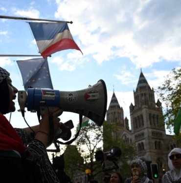 Fransa’nın Filistin asıllı İngiliz cerrahın ülkeye sokmaması Londra’da protesto edildi
