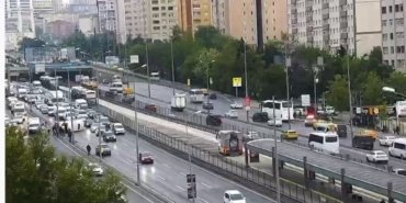 Beylikdüzü’nde servis aracı devrildi: 13 yaralı