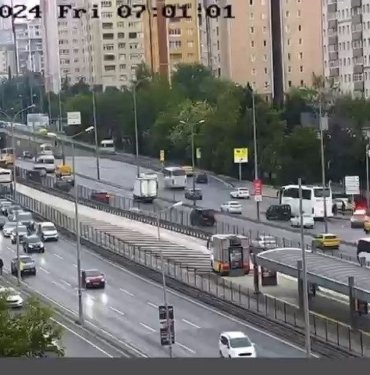 Beylikdüzü’nde servis aracı devrildi: 13 yaralı