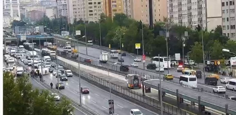 Beylikdüzü’nde servis aracı devrildi: 13 yaralı
